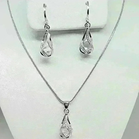 NWOT Stunning Faux Crystal Necklace and Earrings Set with Gift Box - Picture 2 of 6